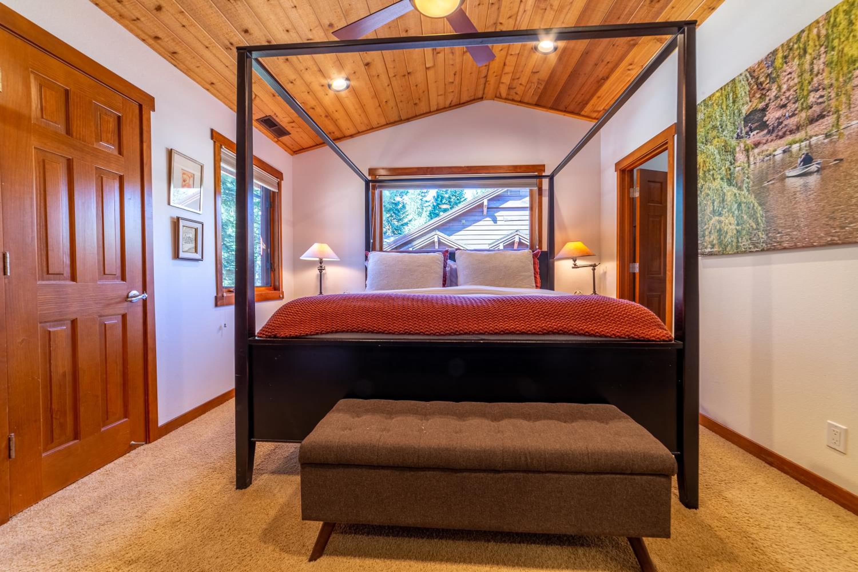 Luxury home close to Village; Garage & Jacuzzi view 4