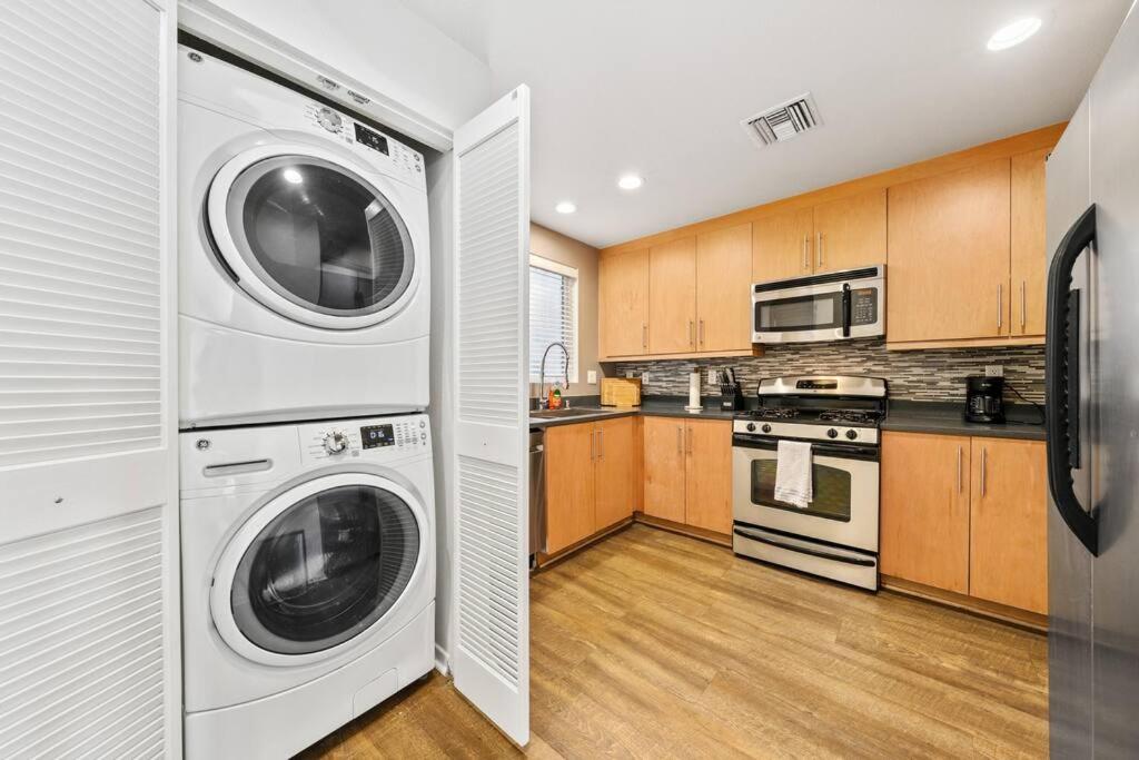 Blue Wave 2BD 2BA Stunning Marina View