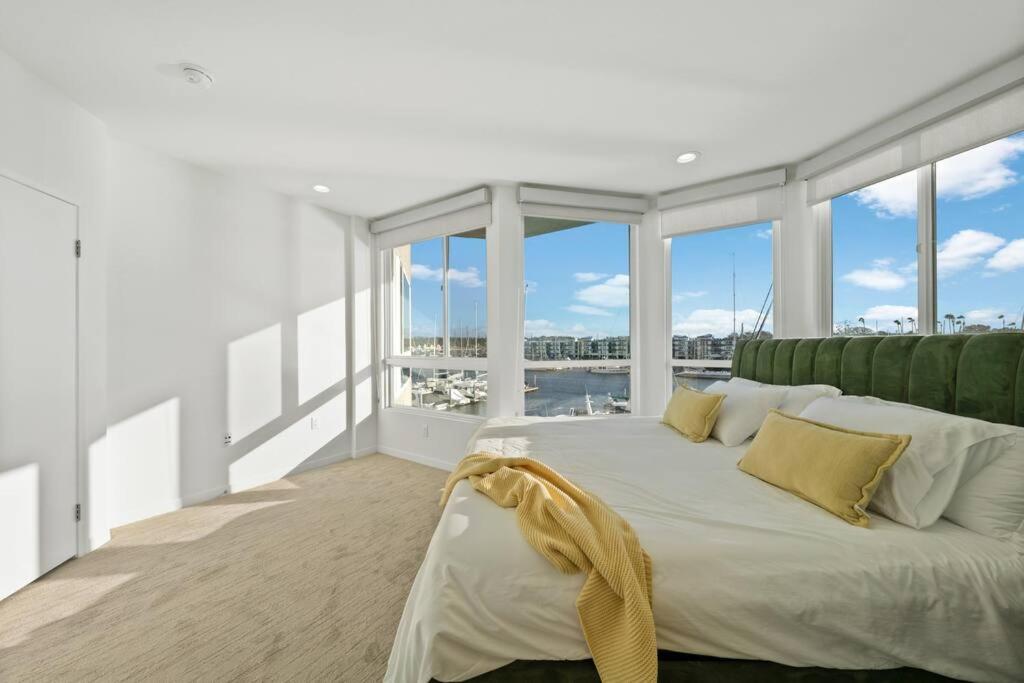 Blue Wave 2BD 2BA Stunning Marina View