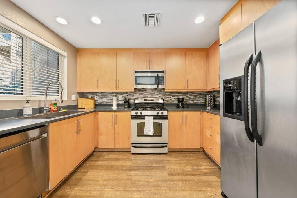 Blue Wave 2BD 2BA Stunning Marina View