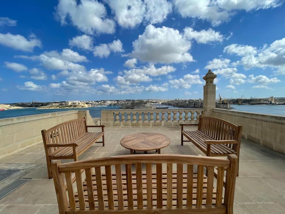Penthouse w/ unique harbour view