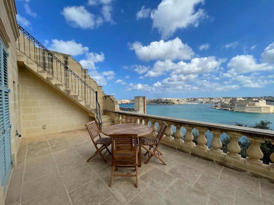 Penthouse w/ unique harbour view