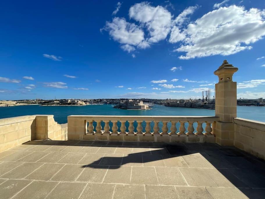 Penthouse w/ unique harbour view