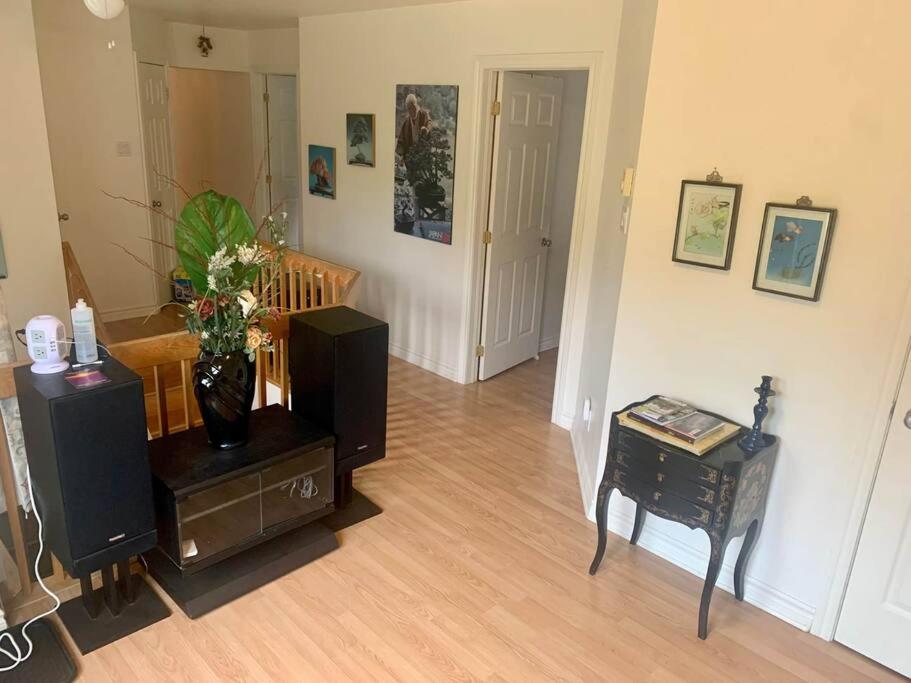 Full Chalet - 6 Bdrm Private / Beachfront / Kayaks