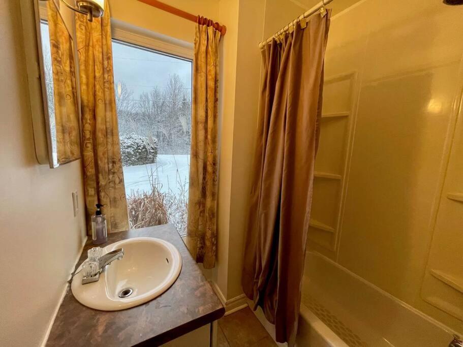 Full Chalet - 6 Bdrm Private / Beachfront / Kayaks