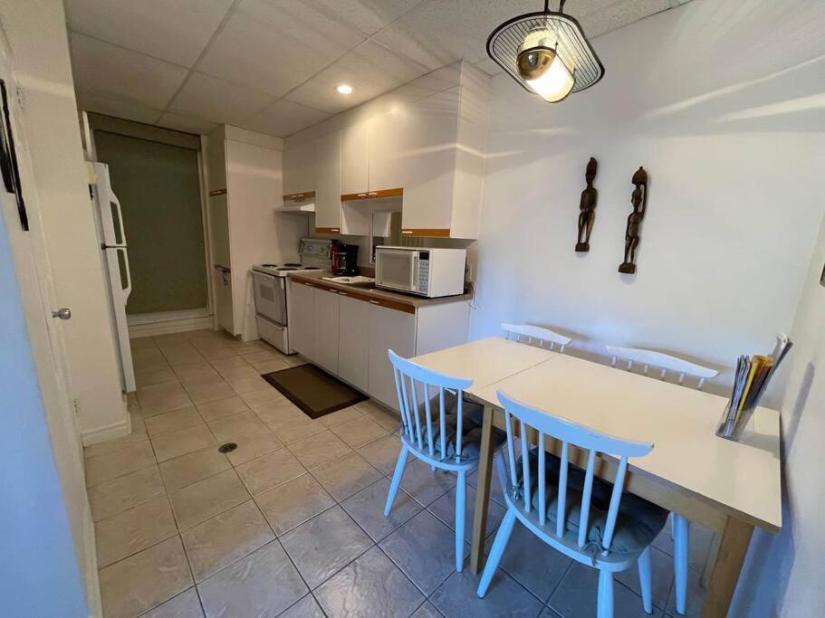 Full Chalet - 6 Bdrm Private / Beachfront / Kayaks