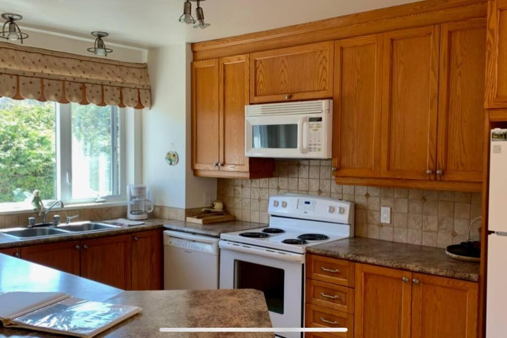 Full Chalet - 6 Bdrm Private / Beachfront / Kayaks