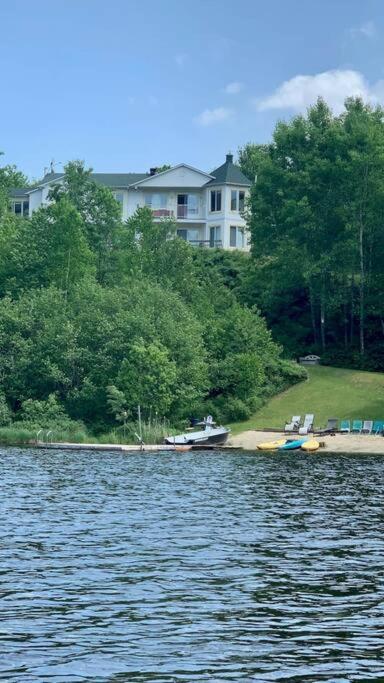 Full Chalet - 6 Bdrm Private / Beachfront / Kayaks