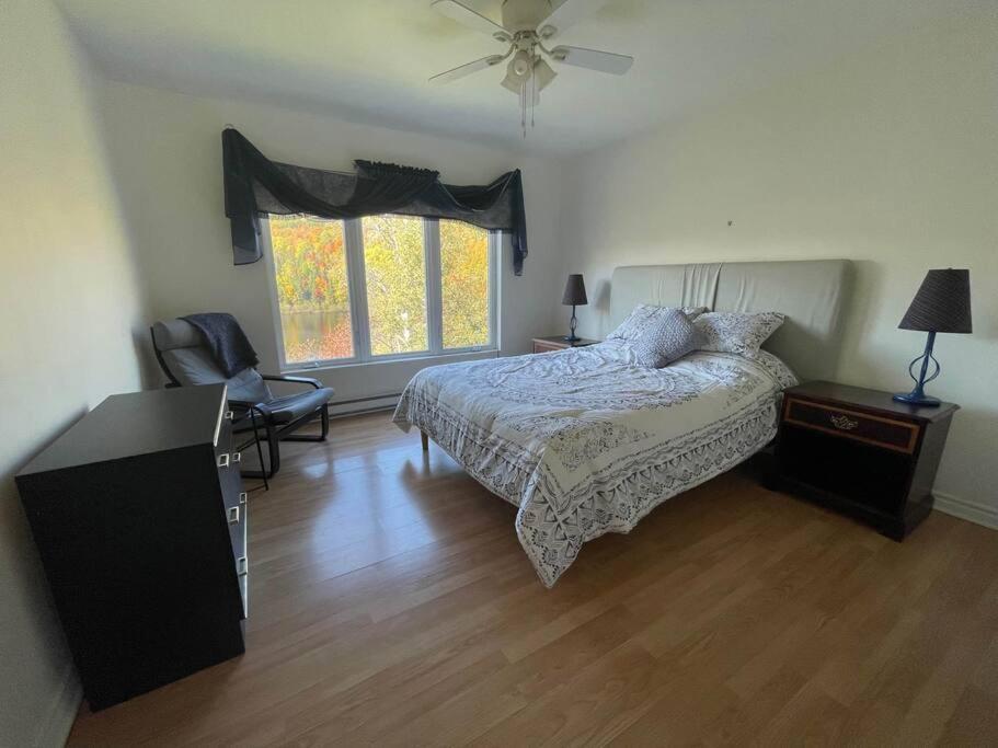 Full Chalet - 6 Bdrm Private / Beachfront / Kayaks