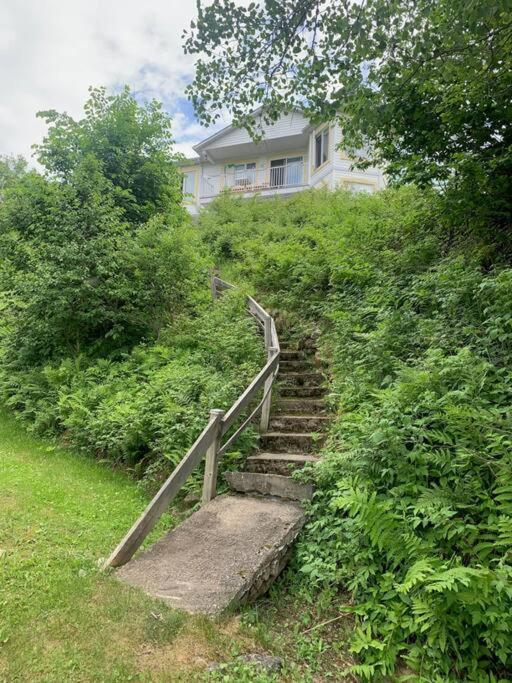 Full Chalet - 6 Bdrm Private / Beachfront / Kayaks