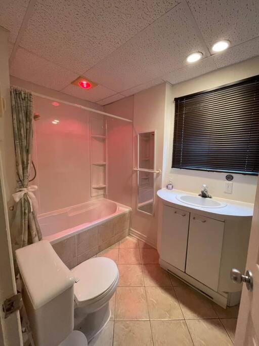 Full Chalet - 6 Bdrm Private / Beachfront / Kayaks