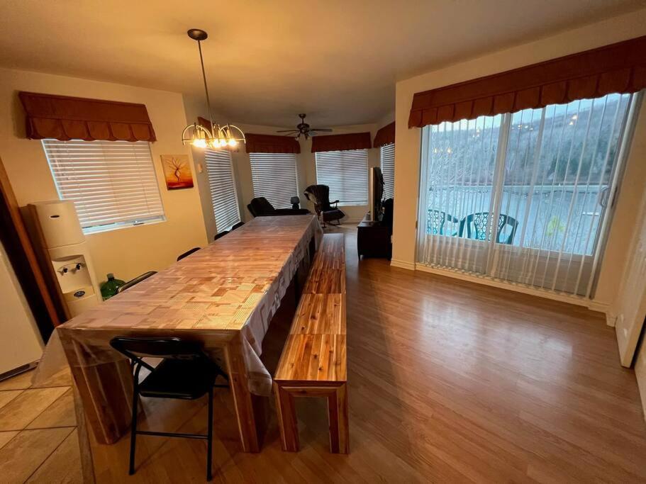 Full Chalet - 6 Bdrm Private / Beachfront / Kayaks