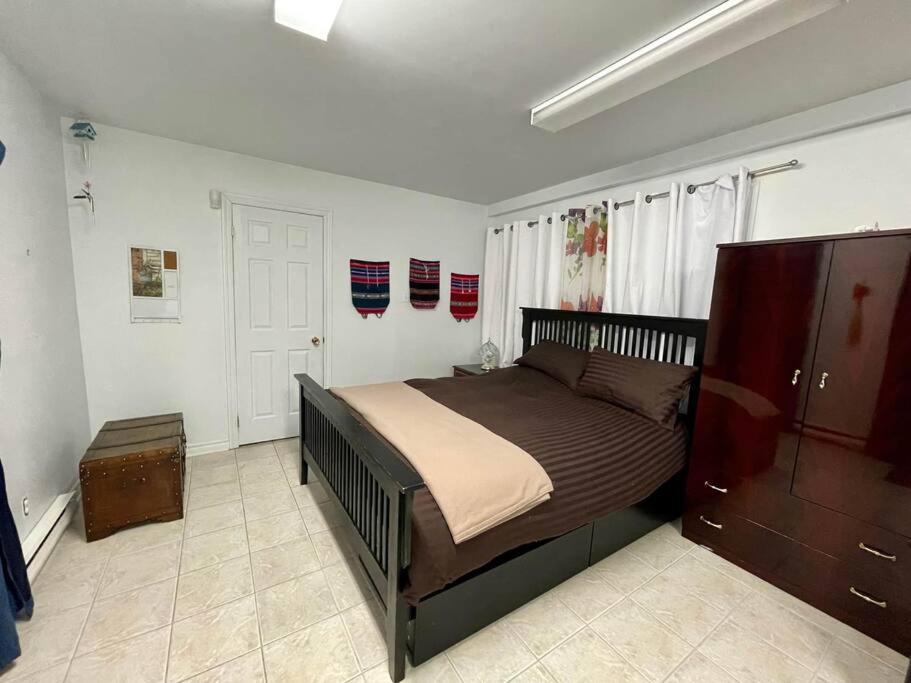 Full Chalet - 6 Bdrm Private / Beachfront / Kayaks