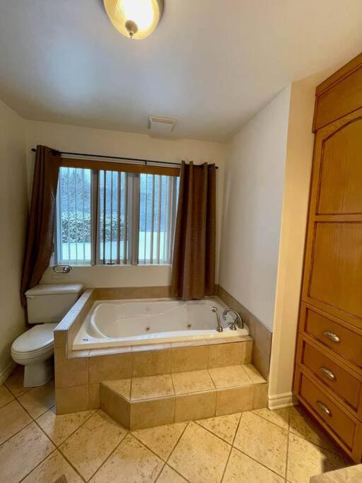 Full Chalet - 6 Bdrm Private / Beachfront / Kayaks
