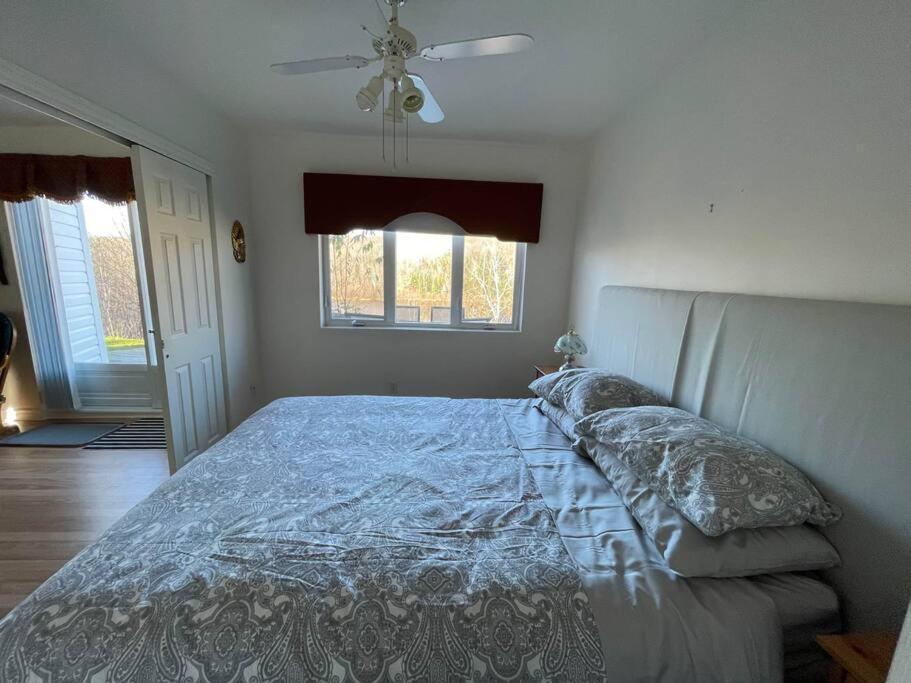 Full Chalet - 6 Bdrm Private / Beachfront / Kayaks