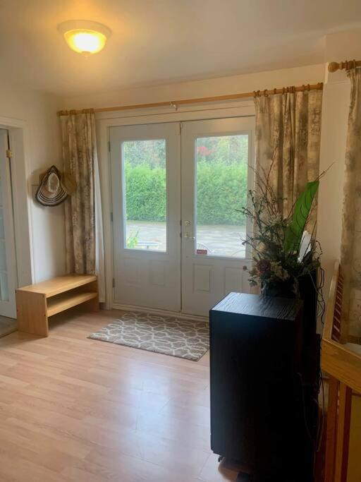 Full Chalet - 6 Bdrm Private / Beachfront / Kayaks