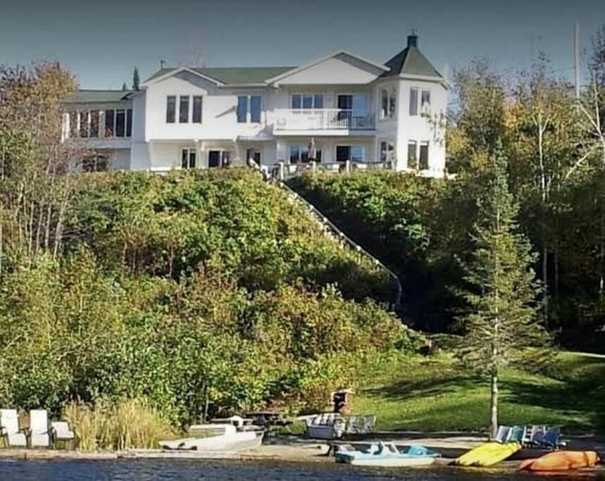 Full Chalet - 6 Bdrm Private / Beachfront / Kayaks