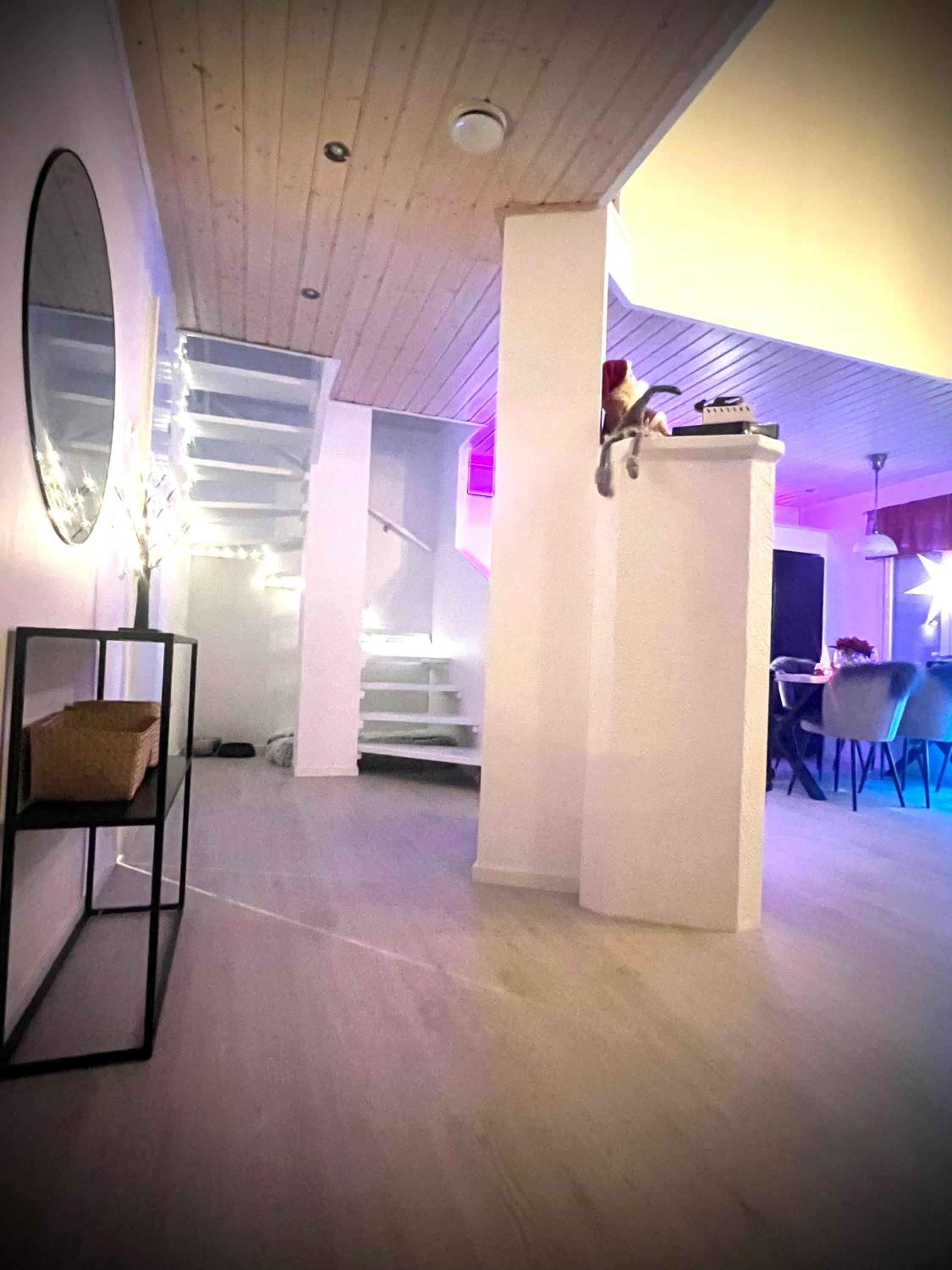 Kulta Villa, keskellä Vuokattia sisältyy Sauna, ilmainen Pysäköinti, Wi-Fi, 65smartTV, oma pieni piha alue, sopii perheille