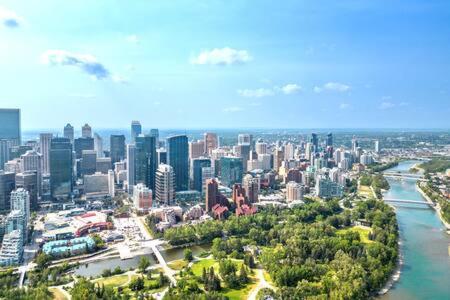 Stunning Rocky Mountain & DT Skyline Views! Near Stampede, Saddledome, BMO Centre! FREE Banff Pass, Wine, & Parking!