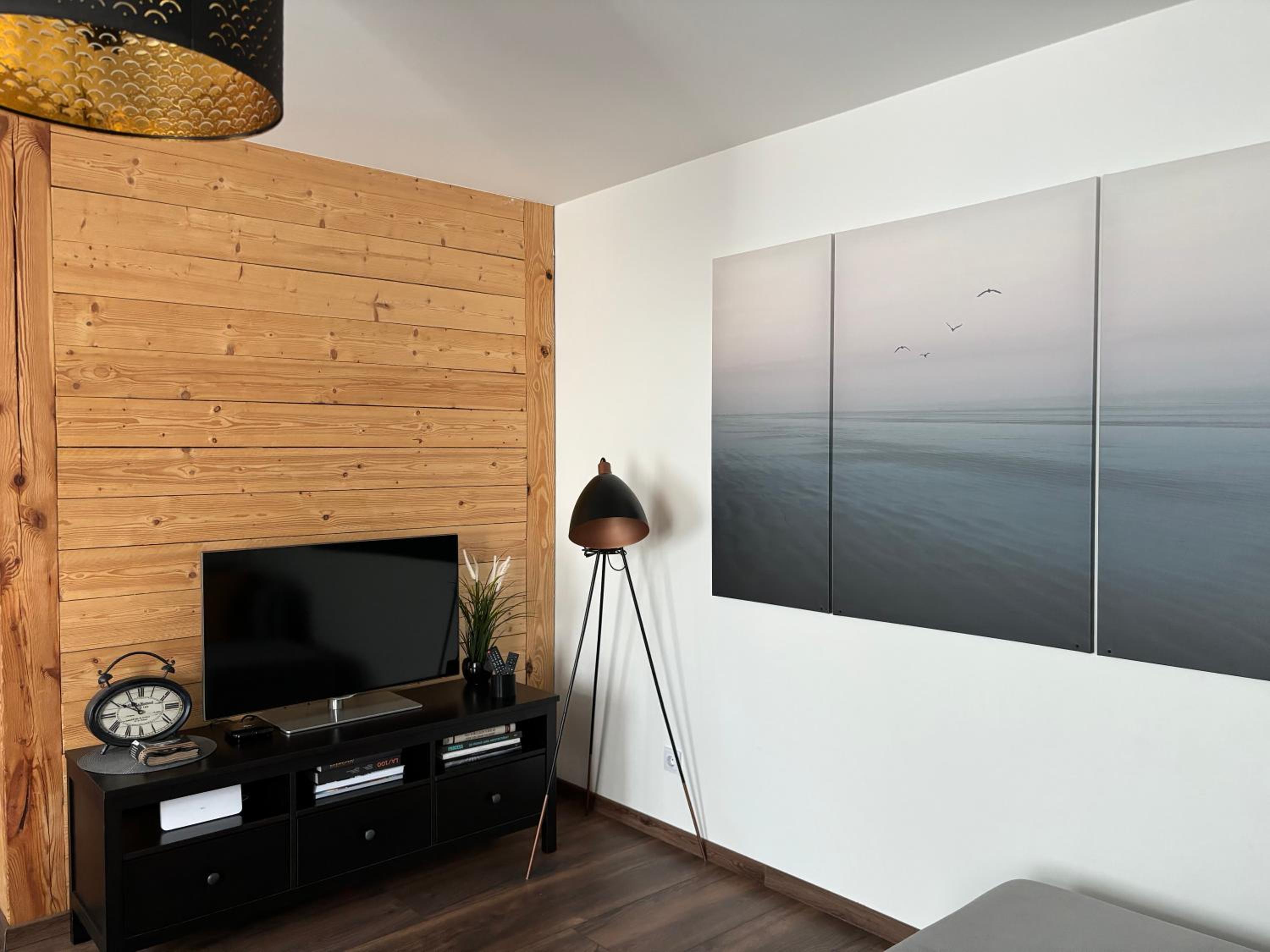 Cozy seaside park apartment view 4