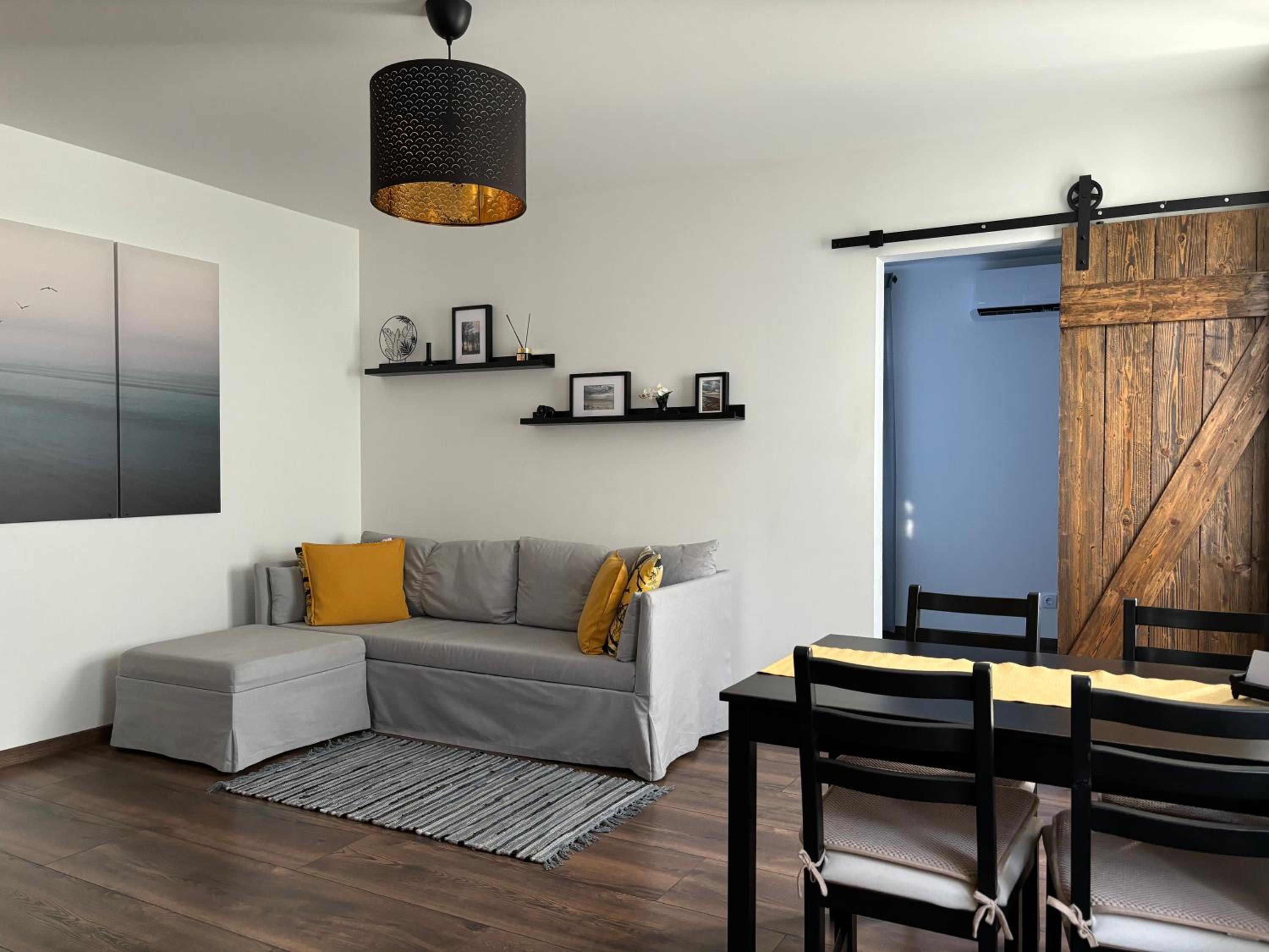 Cozy seaside park apartment view 2