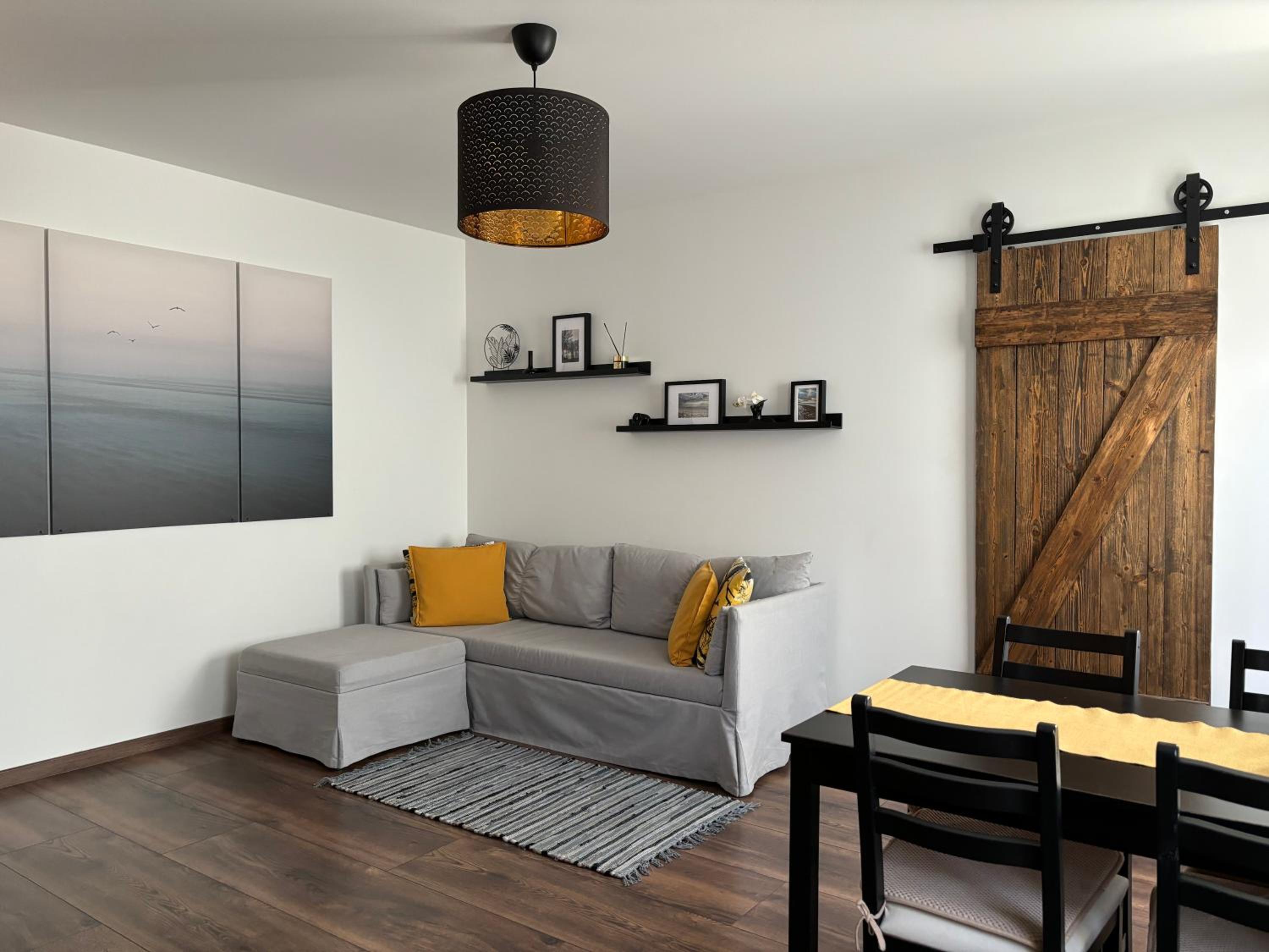 Cozy seaside park apartment view 3