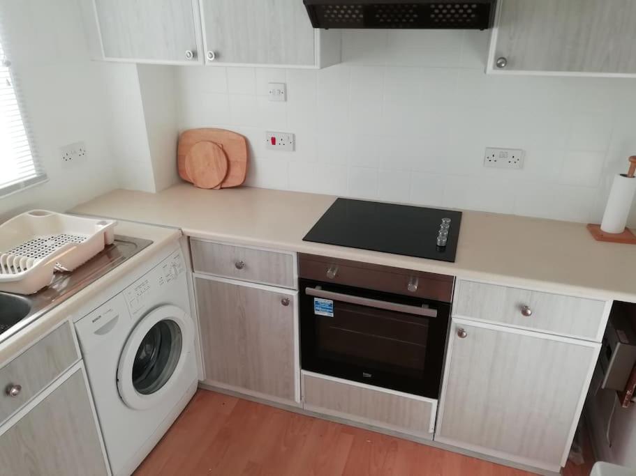 1 Bed Bognor Apartment 300 yrds from beach view 3