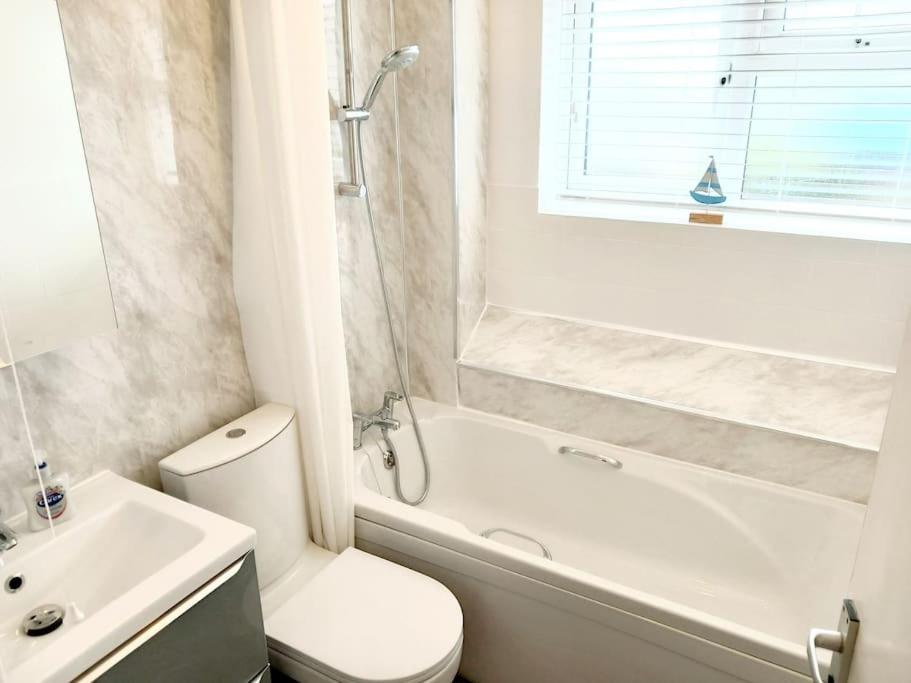 1 Bed Bognor Apartment 300 yrds from beach view 4