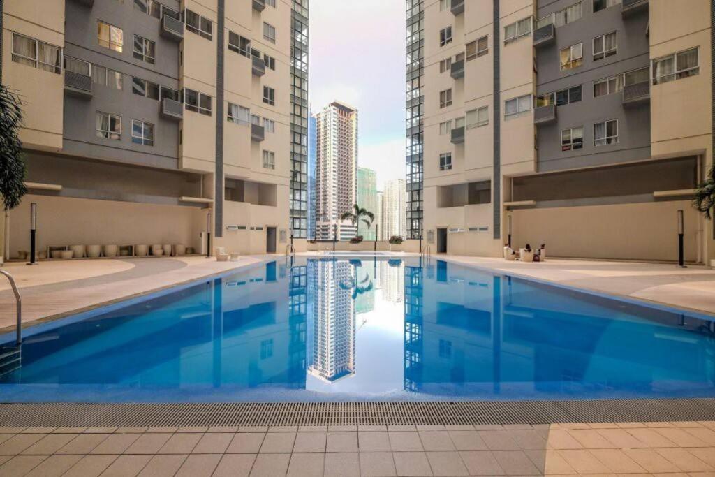 A2J Luxury 3BR BGC Loft Near Malls and Airport view 5