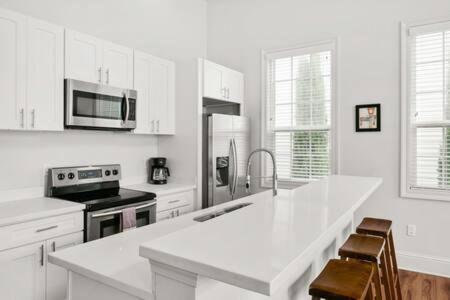 Timeless Elegance Historic NOLA Haven 2BD view 3