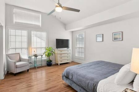 Timeless Elegance Historic NOLA Haven 2BD view 4