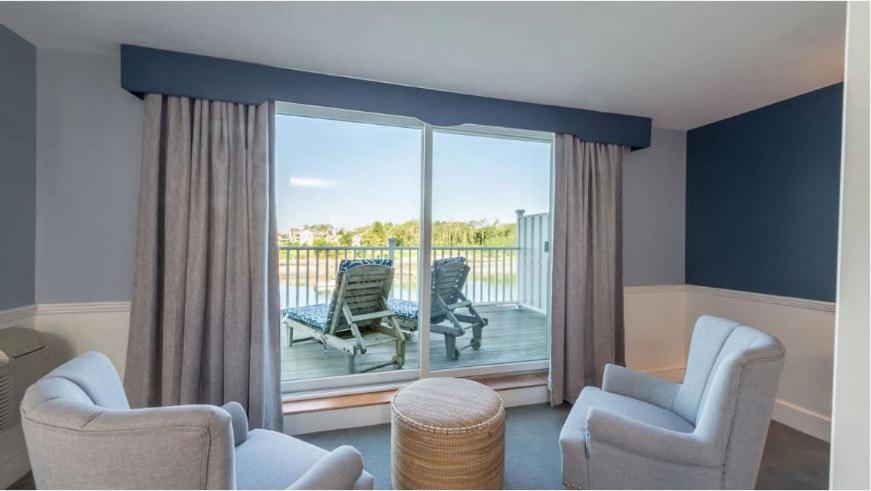 Breakwater Inn