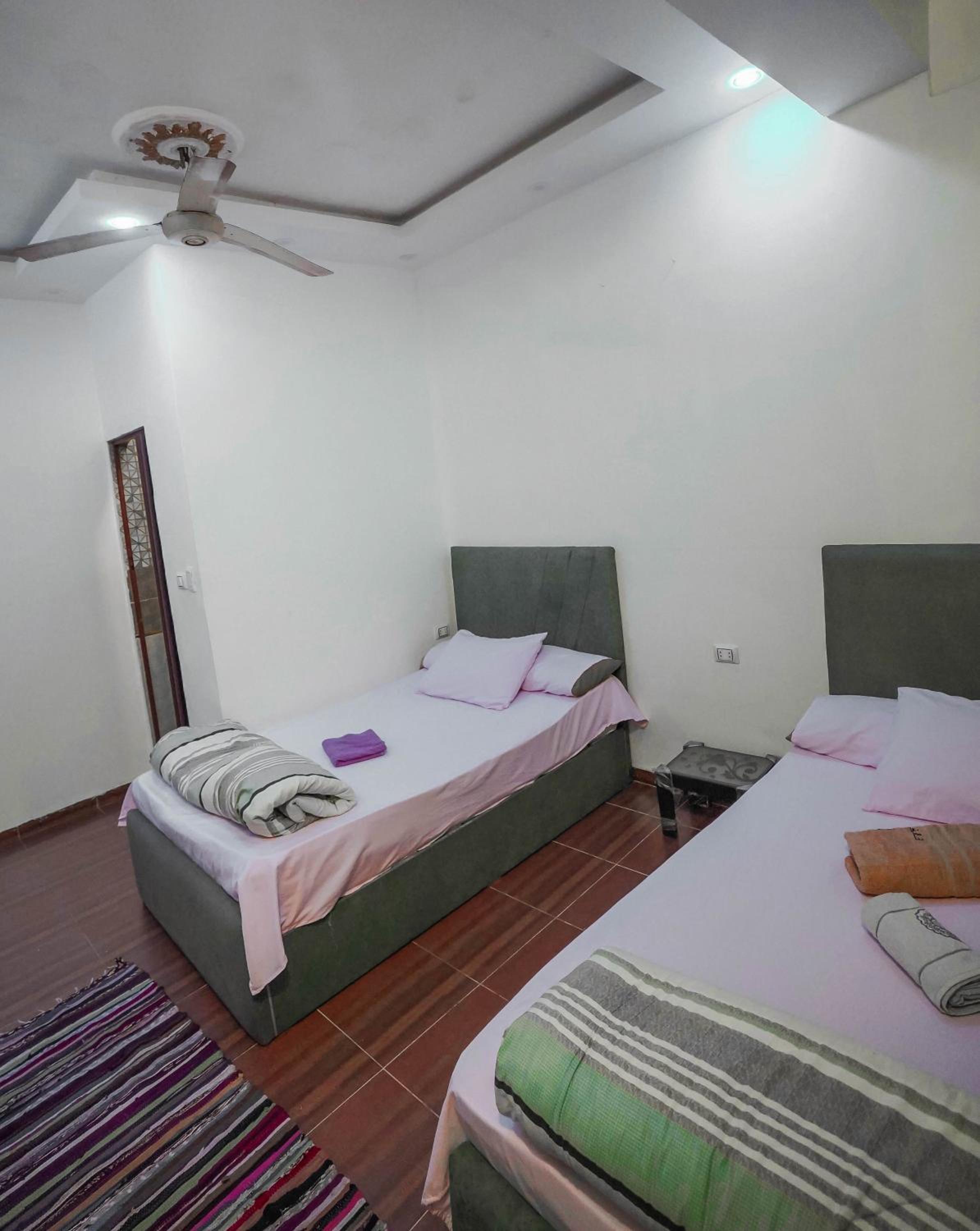 2 Jana Pyramids view inn