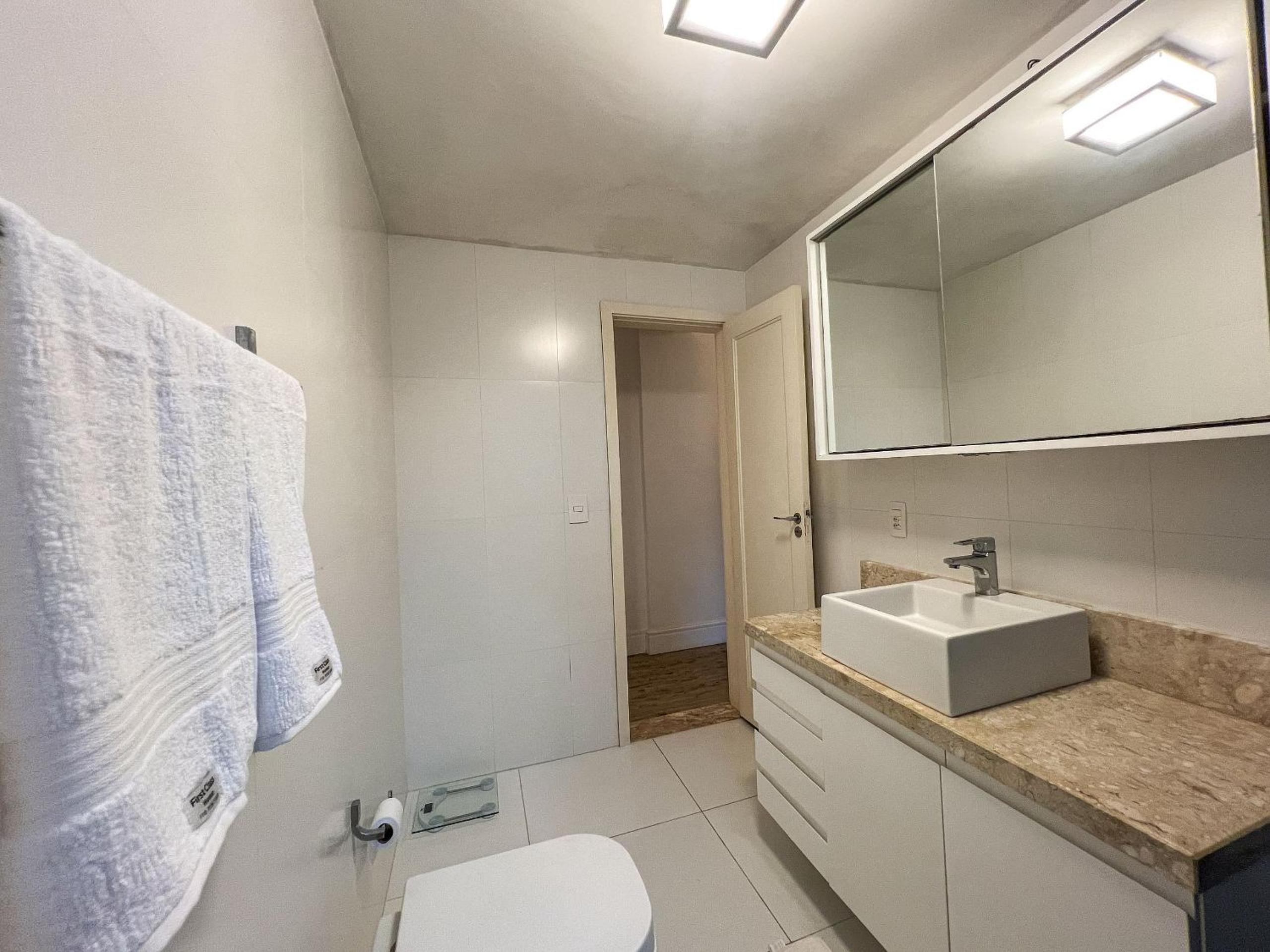 Seu Lar no Leblon com 3 Quartos e Muito Conforto