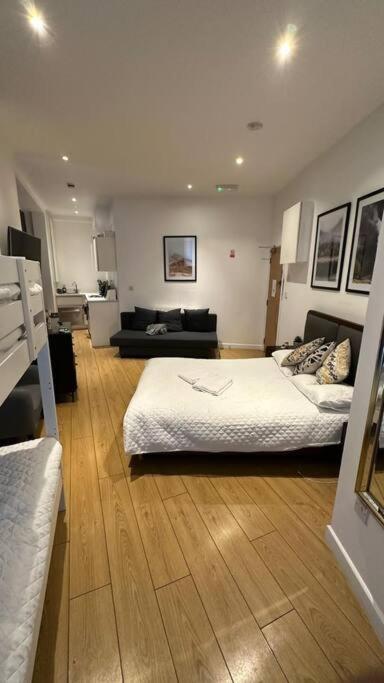 Sleep 6 Piccadilly Grand in London VR5
