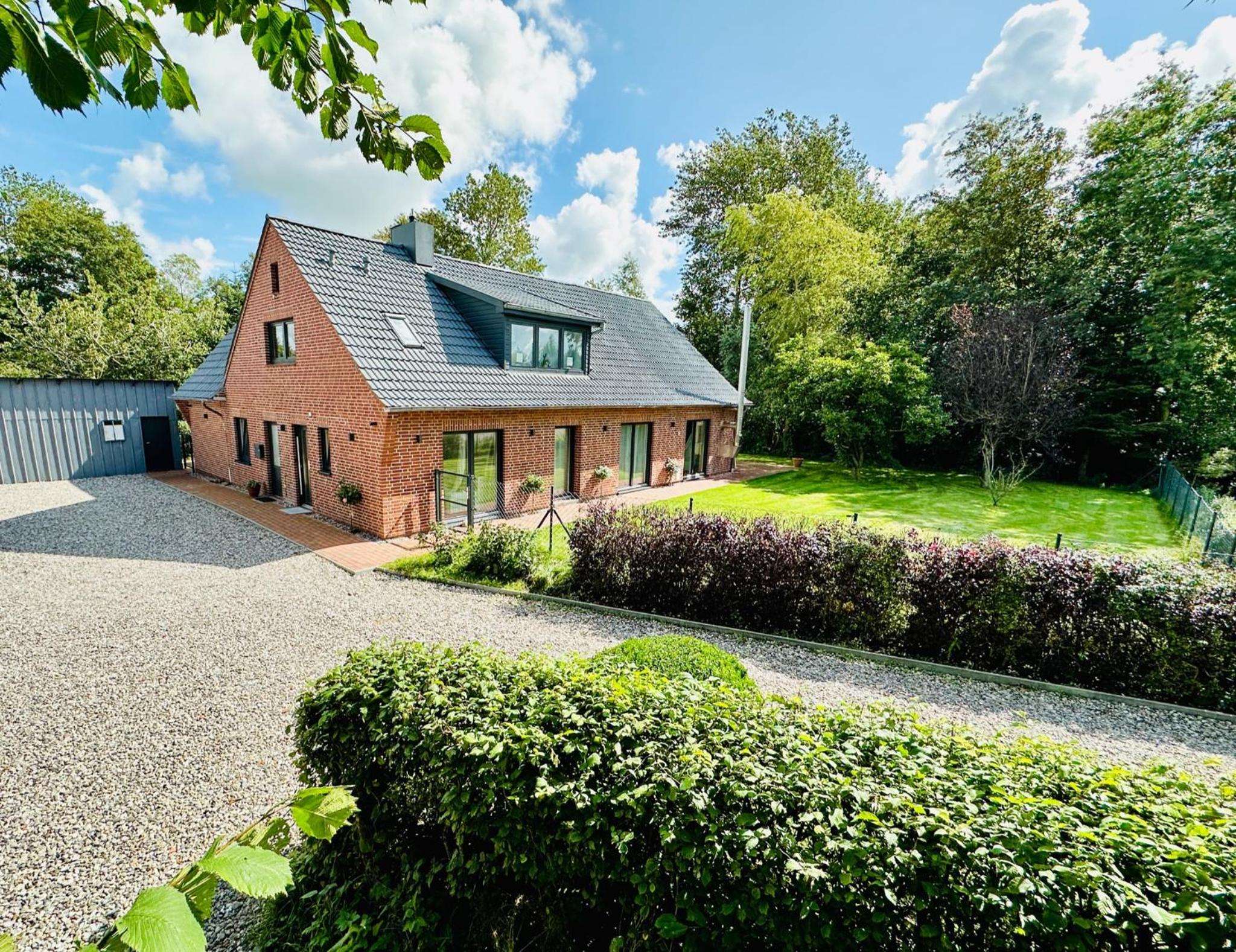 Hotel "Alle Zusammen" - Image 1