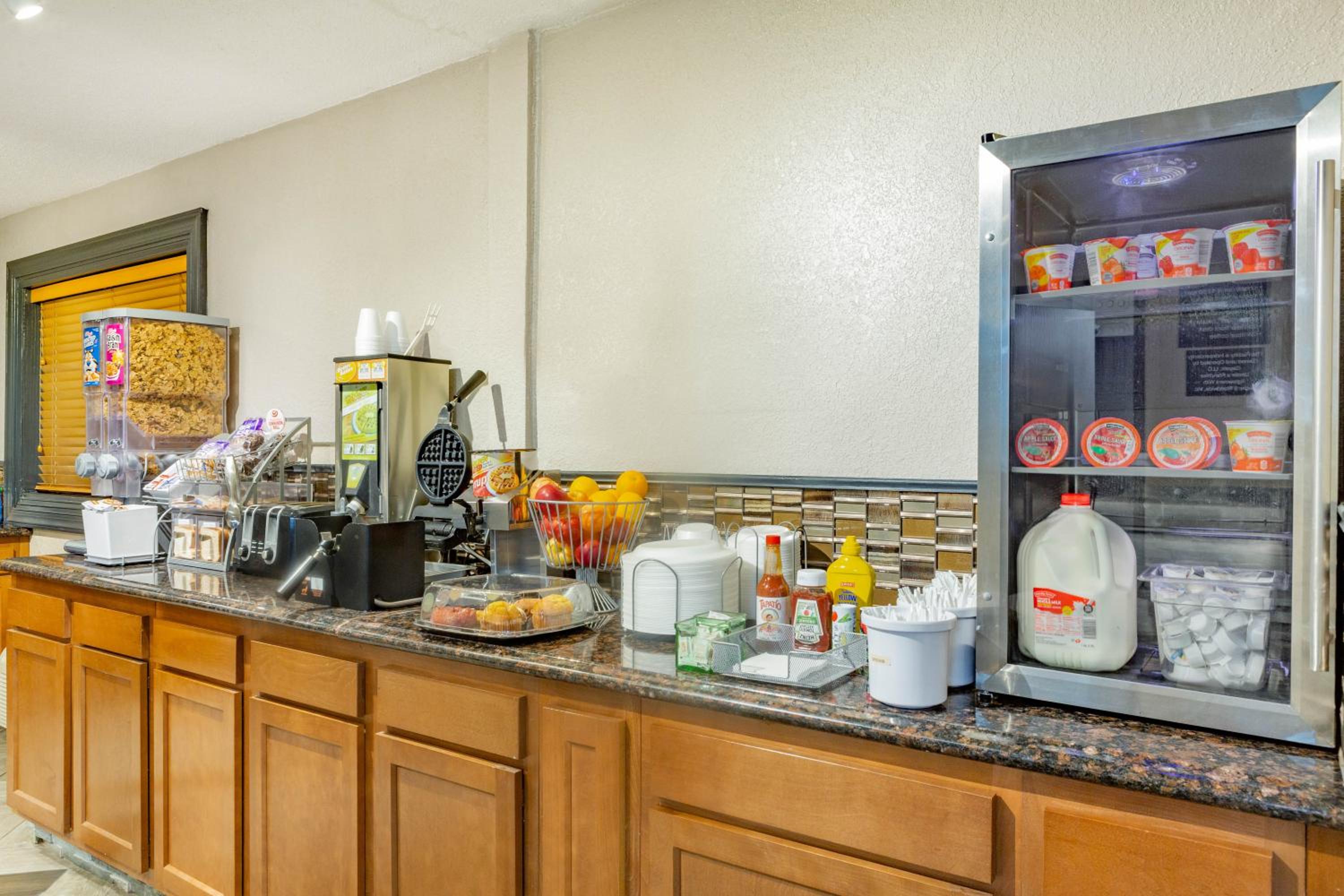 Super 8 by Wyndham Fort Madison - Property Image 11