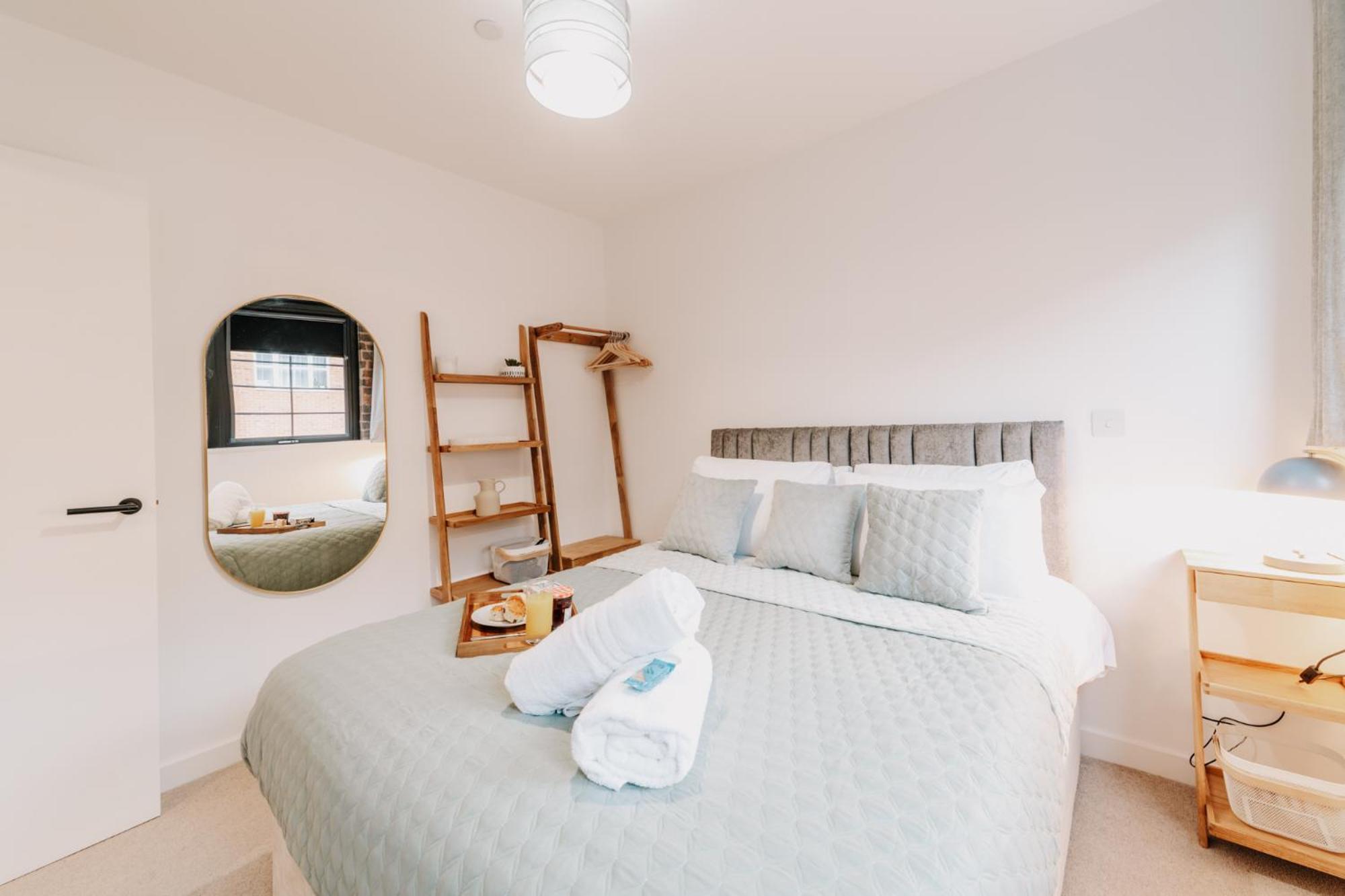 Stylish Grade II Listed City Pad, City centre, Fast WiFi, Contractors, Families