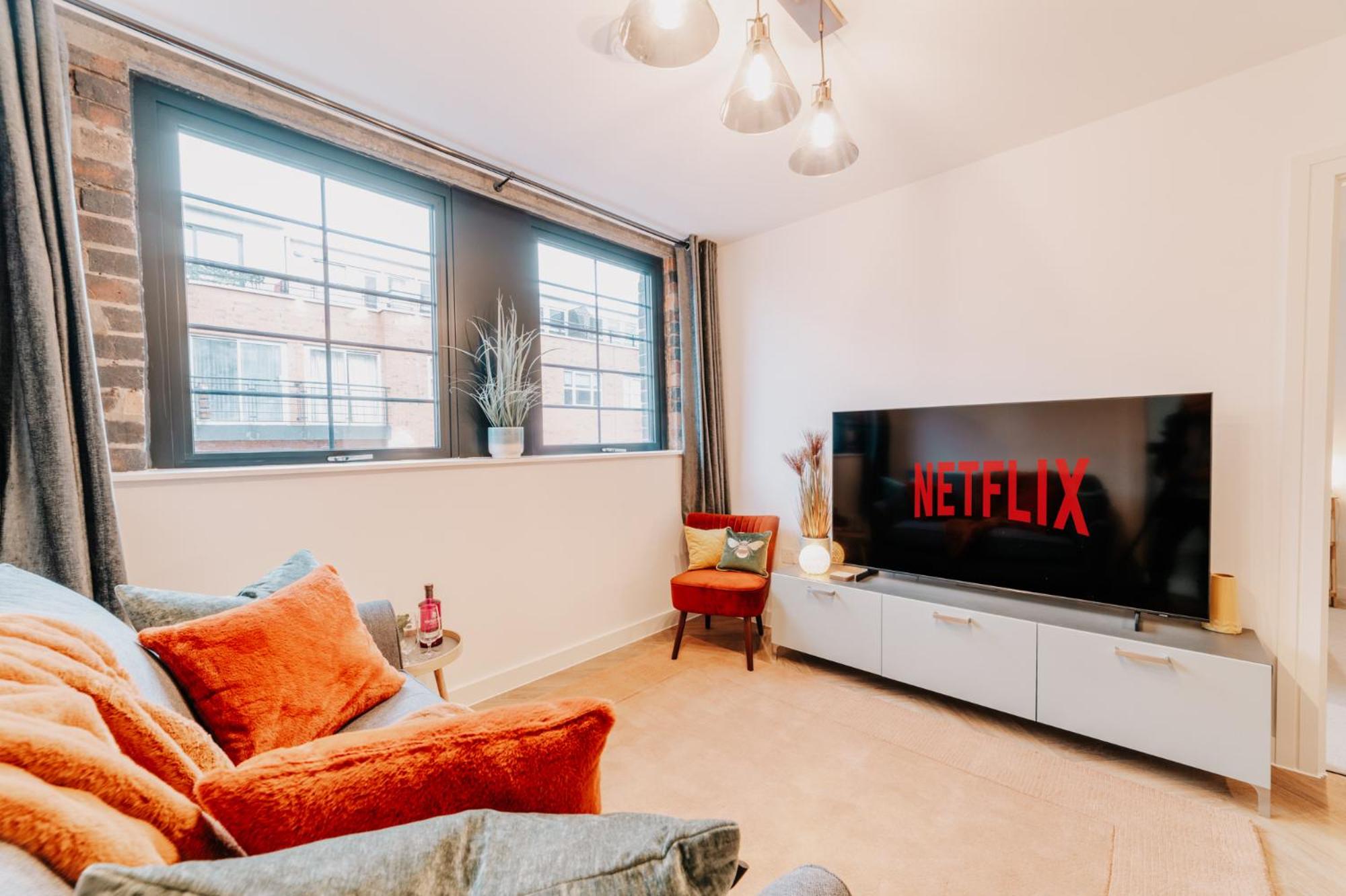 Stylish Grade II Listed City Pad, City centre, Fast WiFi, Contractors, Families