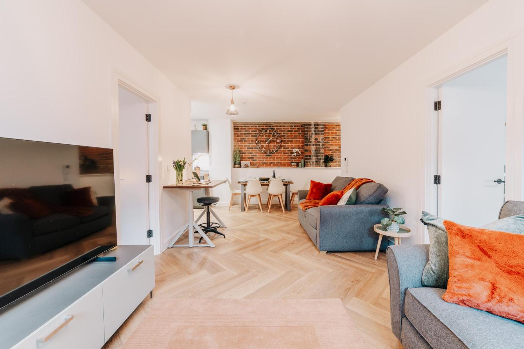 Stylish Grade II Listed City Pad, City centre, Fast WiFi, Contractors, Families
