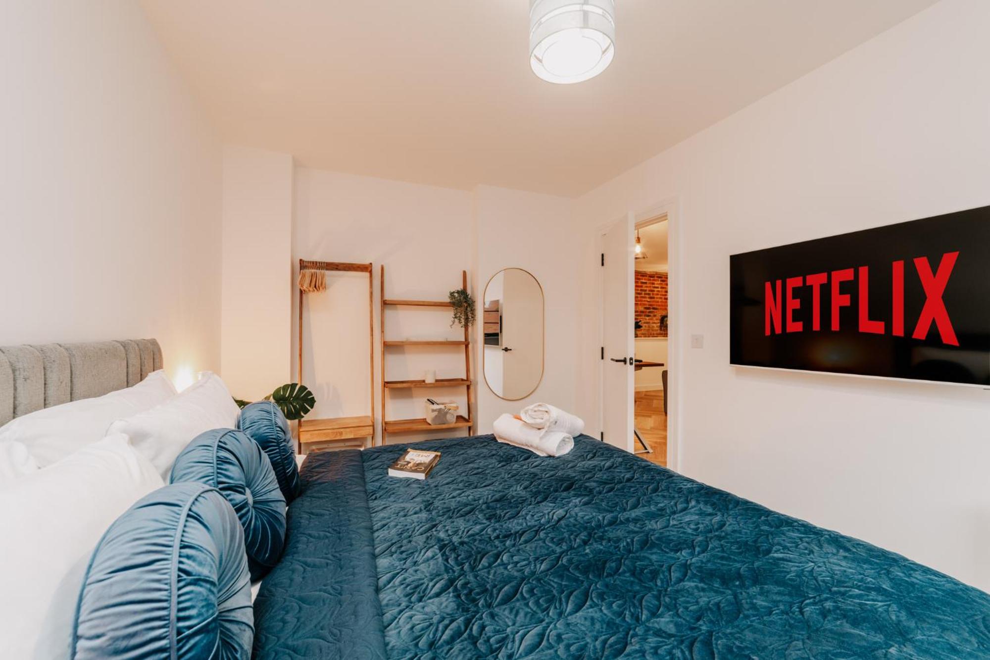 Stylish Grade II Listed City Pad, City centre, Fast WiFi, Contractors, Families