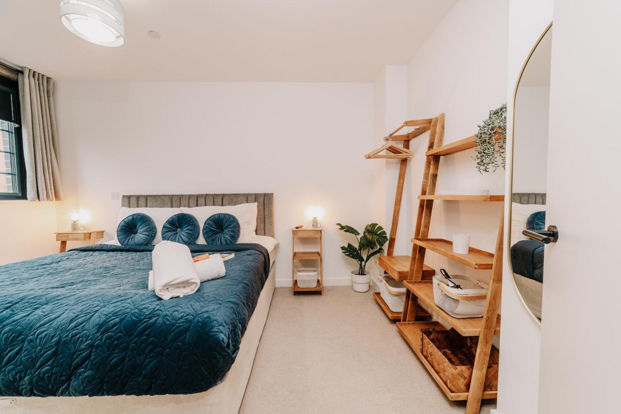 Stylish Grade II Listed City Pad, City centre, Fast WiFi, Contractors, Families
