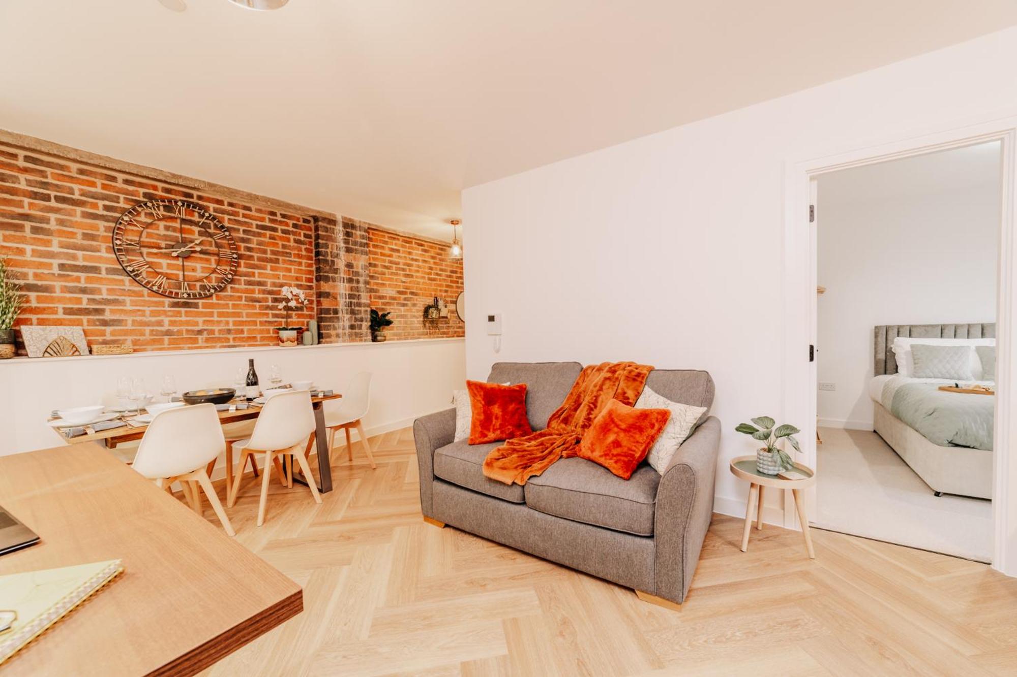 Stylish Grade II Listed City Pad, City centre, Fast WiFi, Contractors, Families