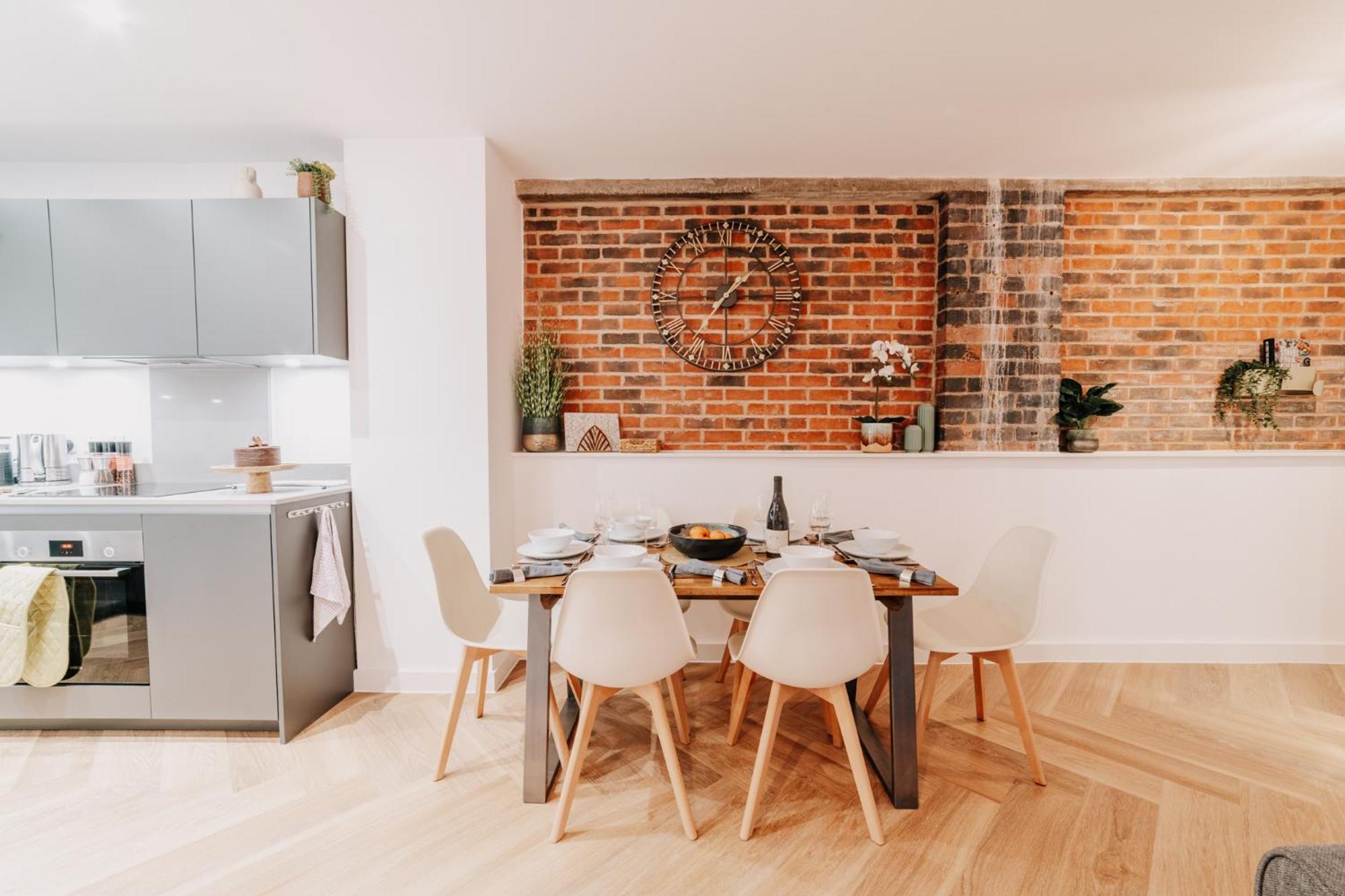 Stylish Grade II Listed City Pad, City centre, Fast WiFi, Contractors, Families