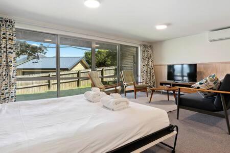 Wanaka 'Mount Iron Studio' with private terrace view 4