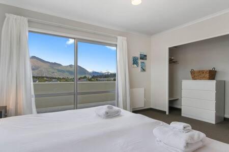 Wanaka 'Mount Iron Edge' with Mountain Views view 2
