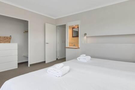 Wanaka 'Mount Iron Edge' with Mountain Views view 3
