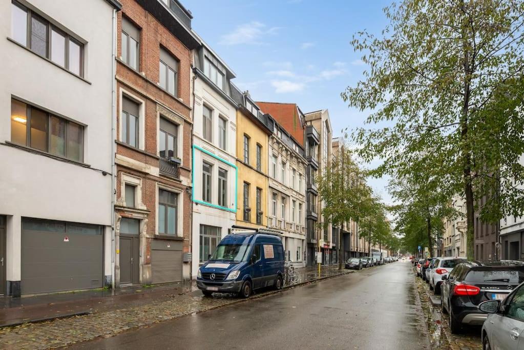 Bright Flat near City Center 24hr Parking