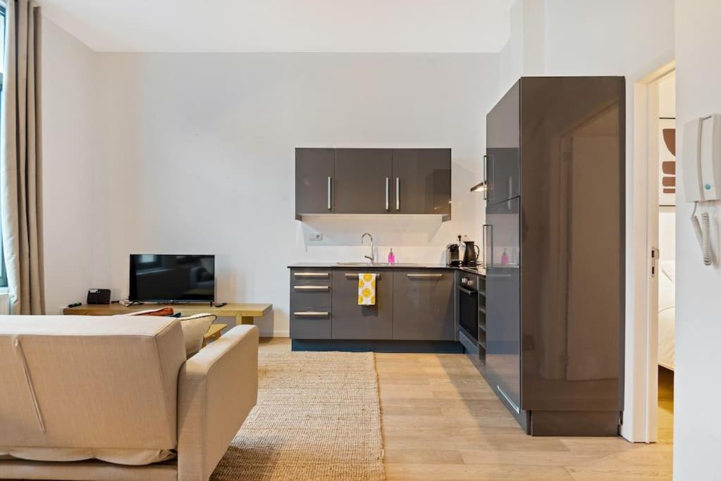 Bright Flat near City Center 24hr Parking