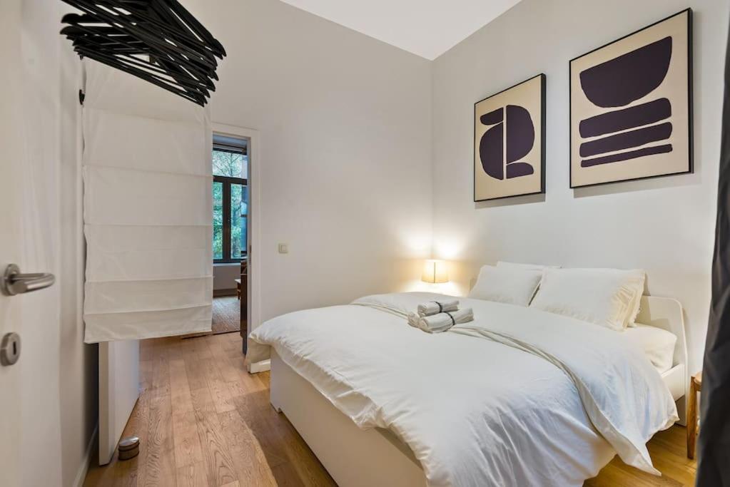 Bright Flat near City Center 24hr Parking